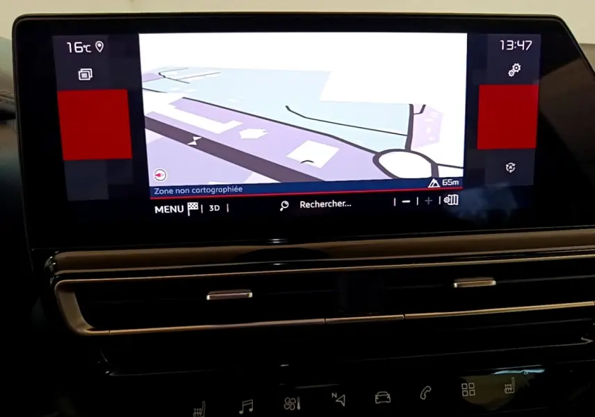 Écran tactile central du tableau de bord du Citroën C5 Aircross 2023 affichant la navigation avec interface digitale moderne.