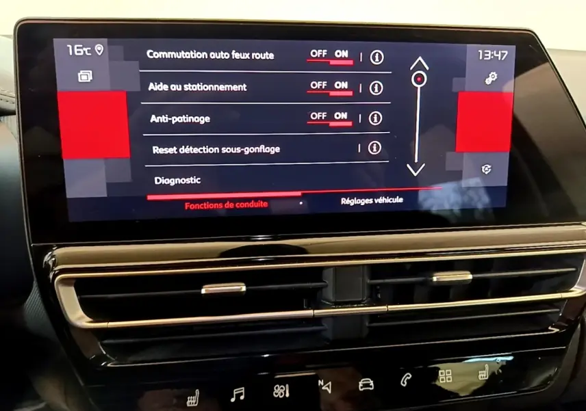 Vue rapprochée de l'écran tactile central et des commandes de ventilation noires du tableau de bord du Citroën C5 Aircross 2023.