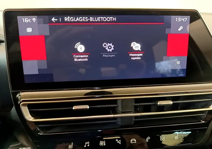 Écran tactile central affichant les réglages Bluetooth dans l’habitacle noir du Citroën C5 Aircross 2023.