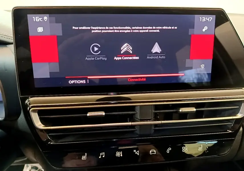 Écran tactile central du tableau de bord du Citroën C5 Aircross 2023, affichant options Apple CarPlay et Android Auto.