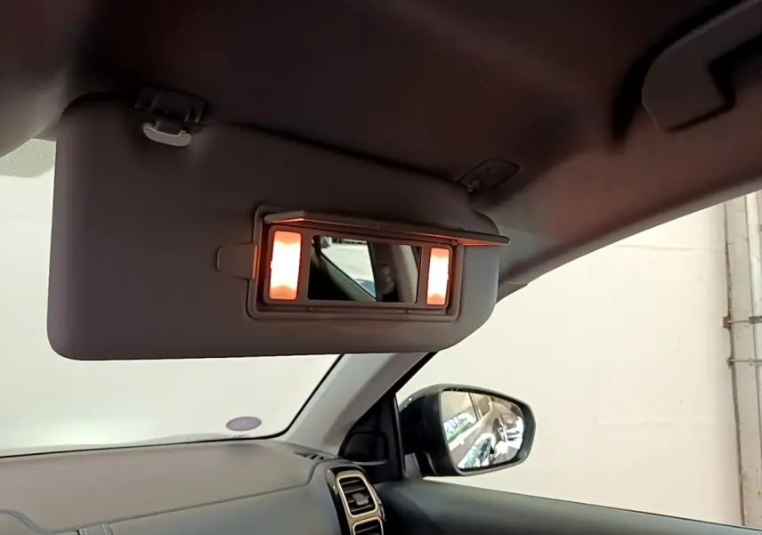 Intérieur du Citroën C5 Aircross 2023, vue côté passager avec pare-soleil rabattable et miroir éclairé.
