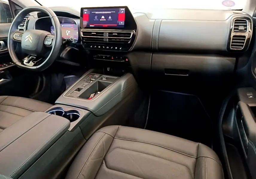 Intérieur noir du Citroën C5 Aircross 2023, vue côté passager avec tableau de bord digital et console centrale moderne.