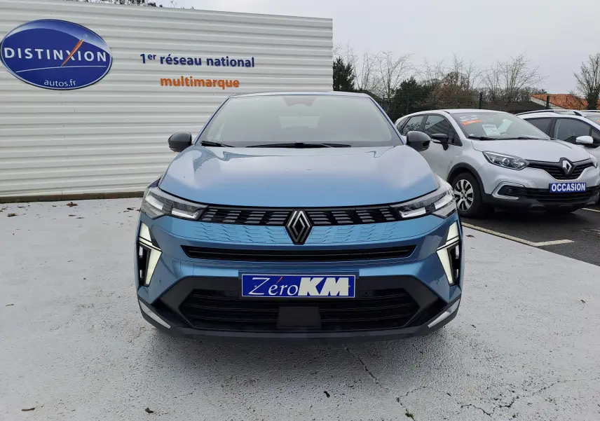 Vue 3/4 avant droite d'une Renault SYMBIOZ bleu mercure avec calandre moderne et jantes bi-ton distinctives.