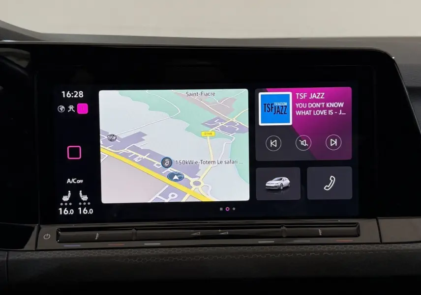 Écran tactile central de la Volkswagen Golf GTI Clubsport 2022 affichant navigation et interface multimédia.