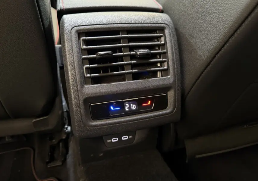 Détail de la ventilation arrière avec réglage numérique à 21°C et ports USB-C dans l’habitacle noir du Volkswagen Golf GTI ClubSport.