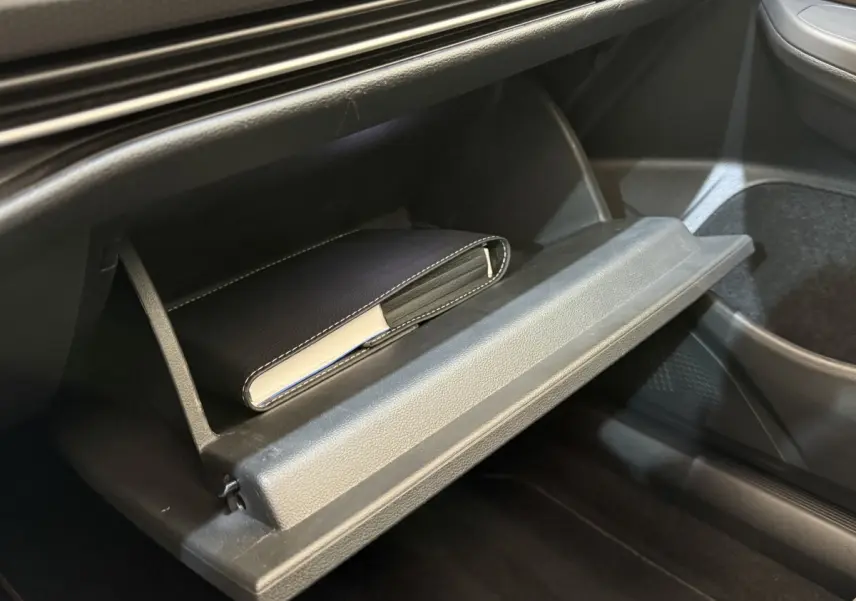 Gant de boîte à gants ouvert côté passager dans l’habitacle gris foncé d’une Volkswagen Golf GTI Clubsport 2022.