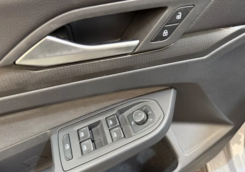 Détail des commandes de porte côté conducteur de la Volkswagen Golf GTI Clubsport 2022 gris foncé.