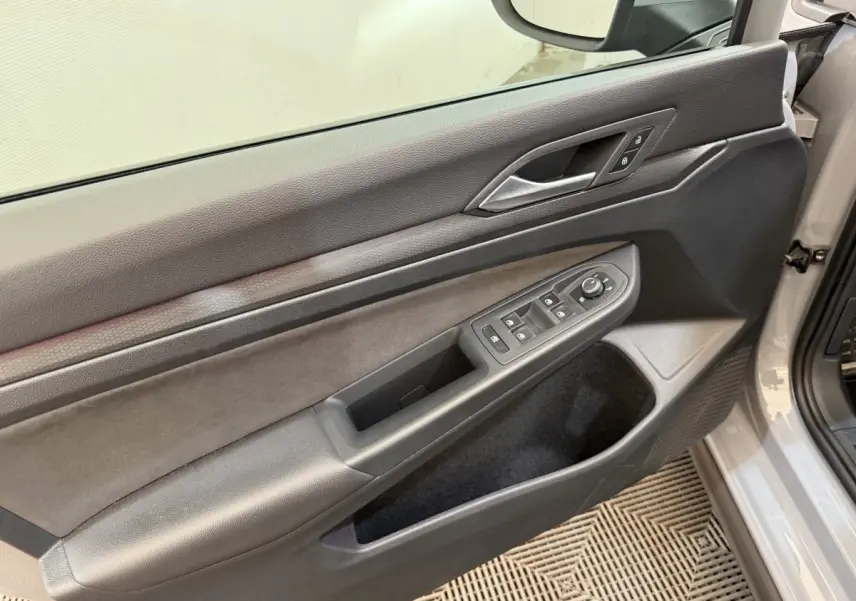 Vue rapprochée de la porte avant gauche grise d'une Volkswagen Golf 2.0 TSI 300 DSG7 GTI Clubsport avec commandes électriques.