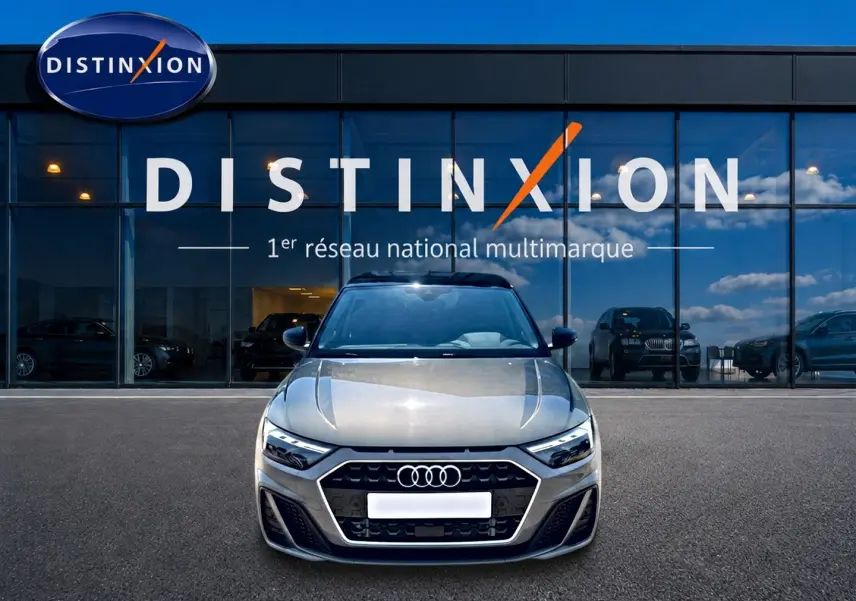 Audi A1 Sportback gris chronos vue de face, mettant en valeur la calandre hexagonale et les phares LED distinctifs.