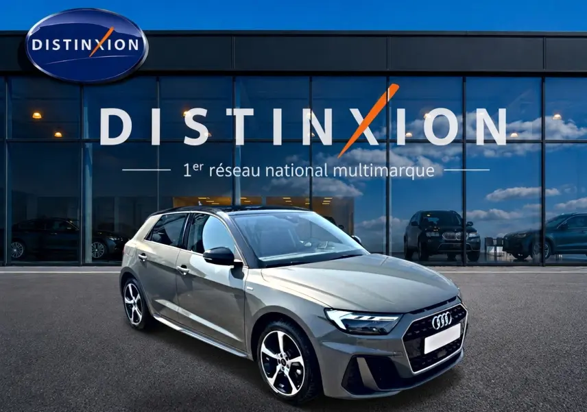 Audi A1 Sportback 30 TFSI S line 2026 gris chronos vue 3/4 avant avec toit noir et jantes alu distinctives.