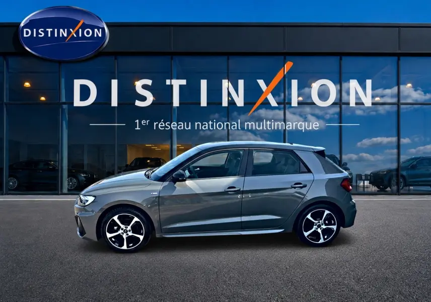 Audi A1 Sportback gris chronos vue de profil côté gauche, avec jantes alliage et toit noir contrasté.