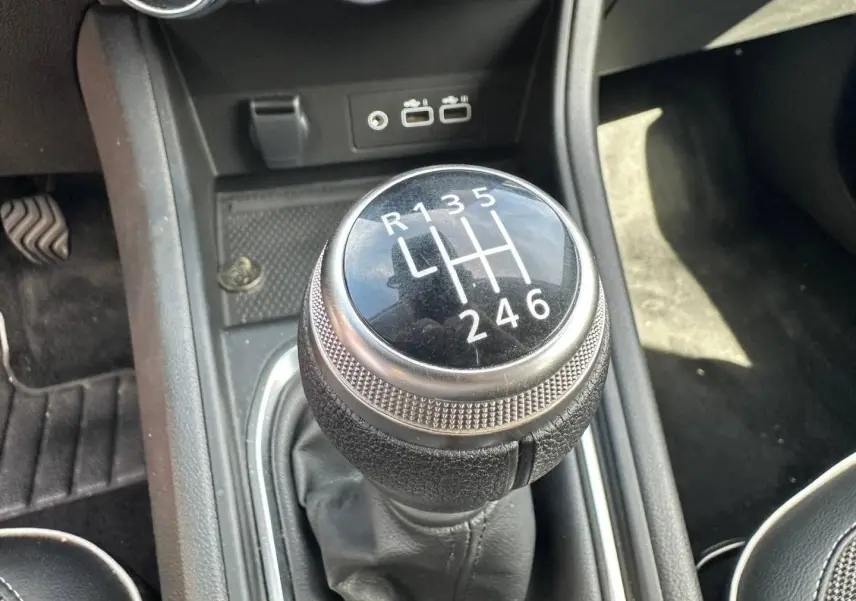 Gros plan sur le pommeau de levier de vitesse manuel noir dans l'habitacle du Renault Captur 2024.