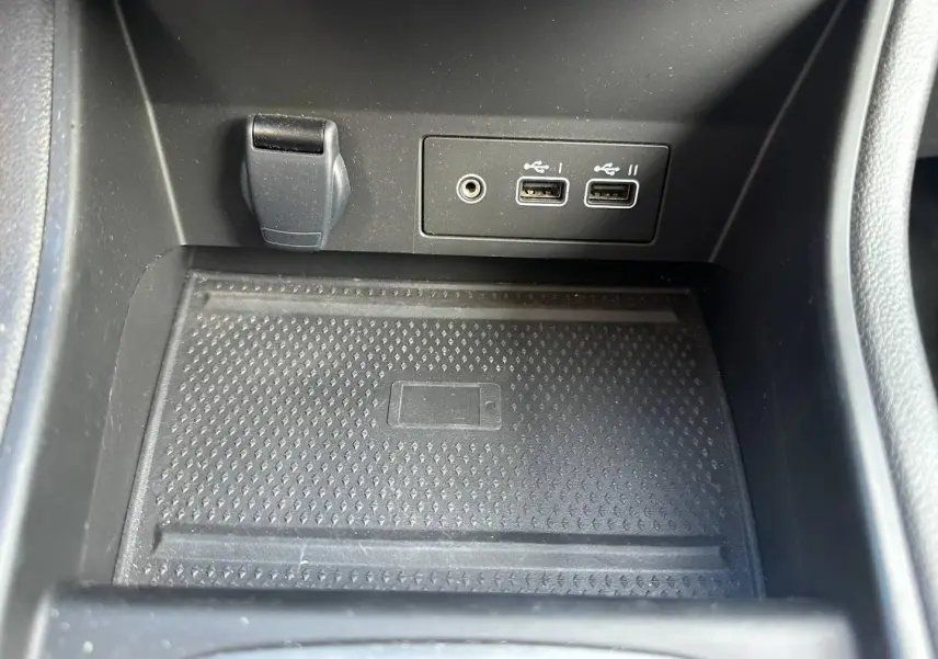 Gros plan sur la console centrale noire du Renault Captur 2024 avec ports USB et prise jack visibles.