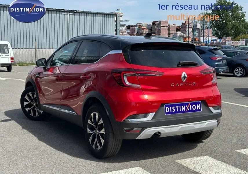 Vue 3/4 arrière droite du Renault Captur 2024 Rouge Flamme nacré avec toit noir et jantes alu noires.