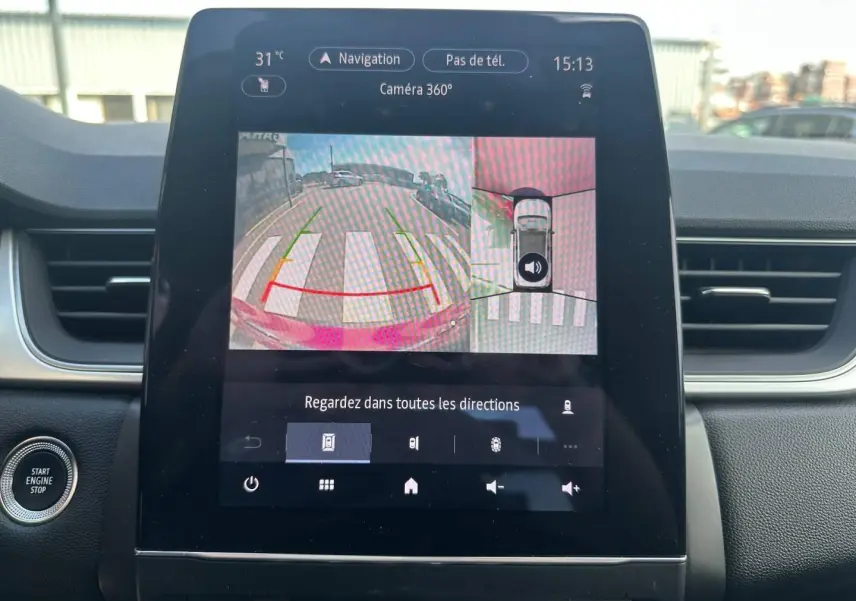 Écran tactile central du Renault Captur 2024 montrant la caméra 360° avec vue arrière et plan large du véhicule.