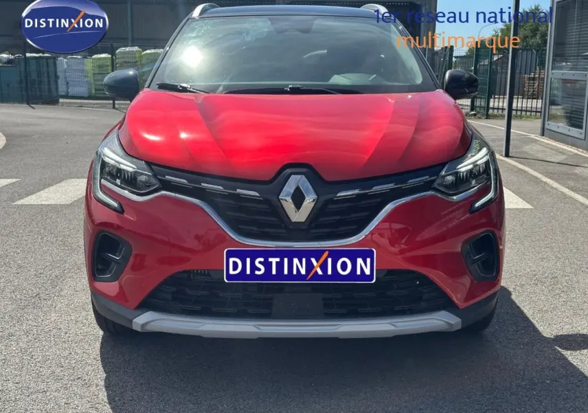 Vue de face d'un Renault Captur 2024 Rouge Flamme nacré avec calandre noire et détails chromés visibles.
