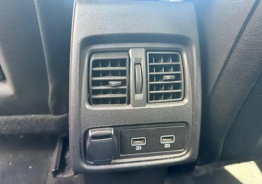 Gros plan sur la console arrière noire avec deux bouches d’aération et deux ports USB du Renault Captur 2024.
