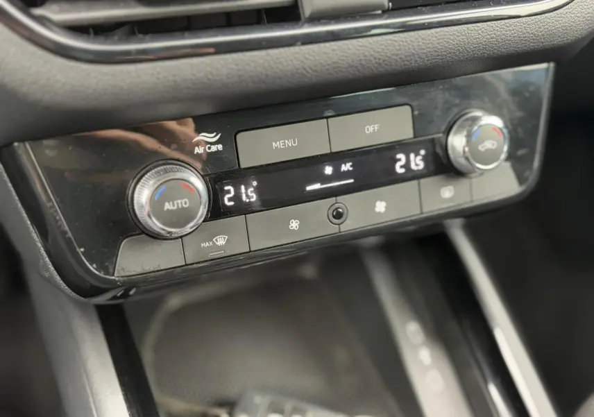 Gros plan sur la commande de climatisation automatique bi-zone noire du Skoda Scala blanc Candy 2024.