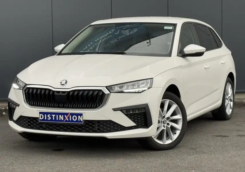 Vue 3/4 avant droite d'une Skoda Scala blanc Candy avec jantes alliage 17 pouces et calandre noire distinctive.