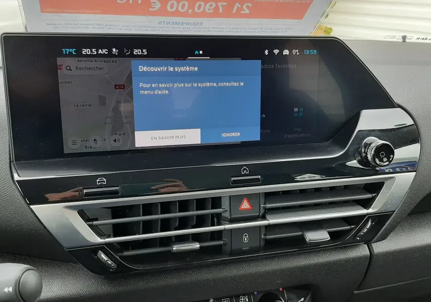 Tableau de bord de Citroën C4 Hybrid 136 e-DSC6 2024, écran tactile avec menu d’aide et commandes de climatisation.