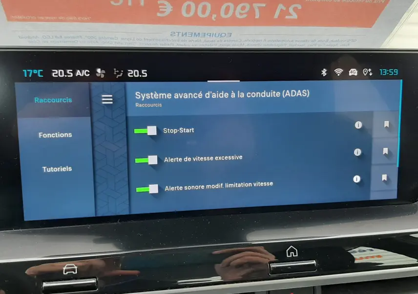 Écran tactile du système d'aide à la conduite sur tableau de bord du Citroën C4 Hybrid 136 gris acier, vue intérieure frontale.