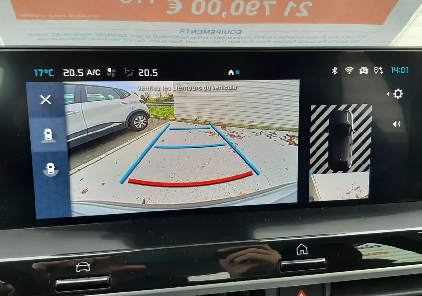 Écran de caméra de recul du Citroën C4 gris acier 2024 avec affichage des lignes de guidage et vue 360° intérieure.