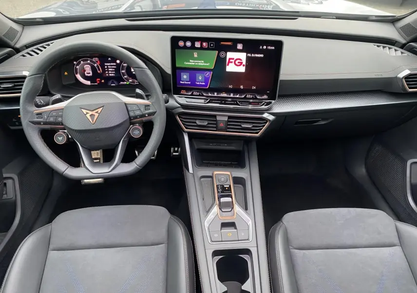 Intérieur avant du CUPRA Formentor 2025 avec tableau de bord numérique et volant cuir perforé noir.