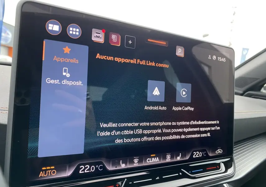 Écran tactile central du tableau de bord du CUPRA Formentor 2025 affichant la connexion Full Link Android Auto et Apple CarPlay.