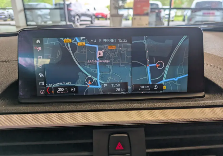 Écran central de navigation GPS de la BMW Série 2 Cabriolet 218dA 2020, affichant un itinéraire en intérieur.