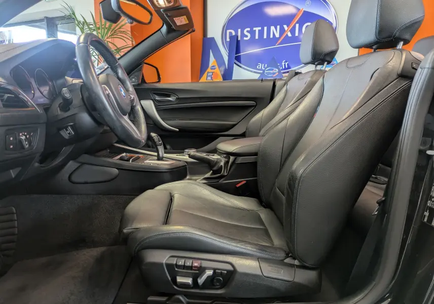 Intérieur noir cuir de BMW Série 2 Cabriolet 218d 2020, vue côté conducteur montrant sièges et tableau de bord.