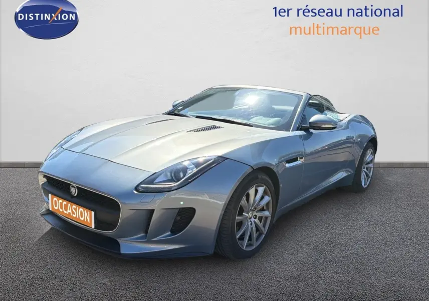 Jaguar F-TYPE gris vue 3/4 avant droit, cabriolet sportif avec jantes alliage et phares LED marqués.