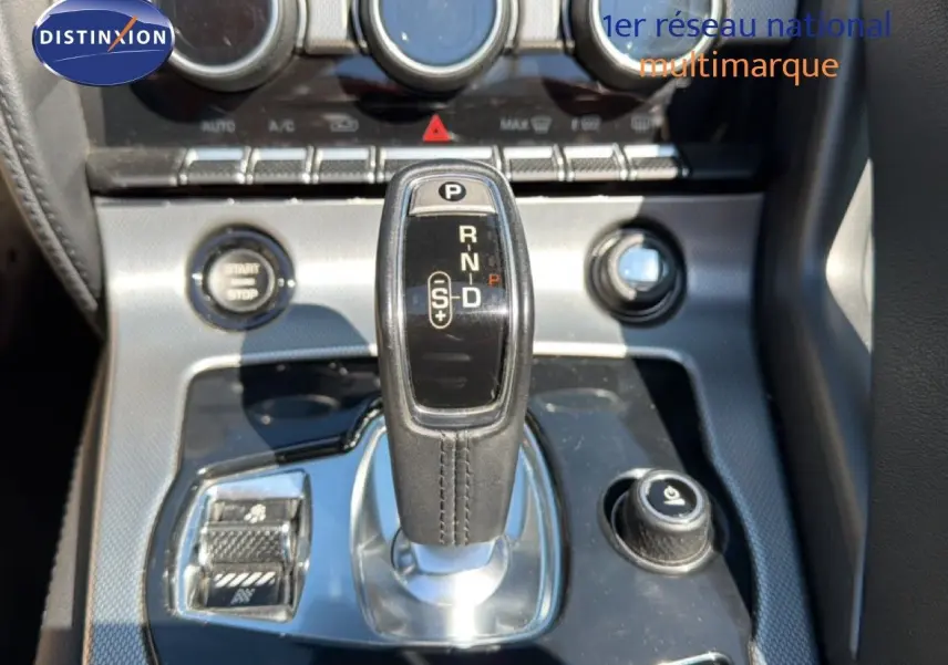 Le levier de vitesses automatique noir et argenté de la Jaguar F-TYPE 3.0 V6 gris, vue rapprochée de la console centrale.