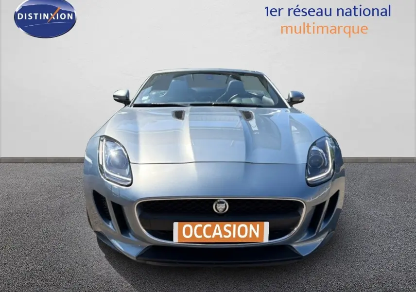 Vue avant d'une Jaguar F-TYPE gris métallisé avec phares LED et calandre noire, sur fond neutre.
