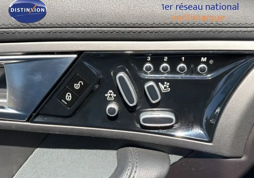 Détail des commandes de réglage des sièges électriques et verrouillage sur la porte côté conducteur d'une Jaguar F-TYPE gris.