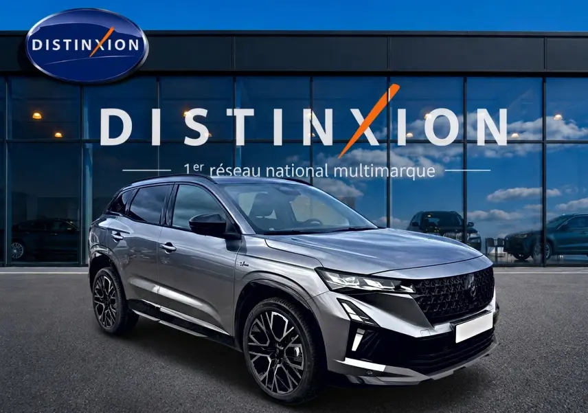 Renault Austral gris schiste en 3/4 avant droit, avec jantes alu noires et calandre noire distinctive esprit Alpine.