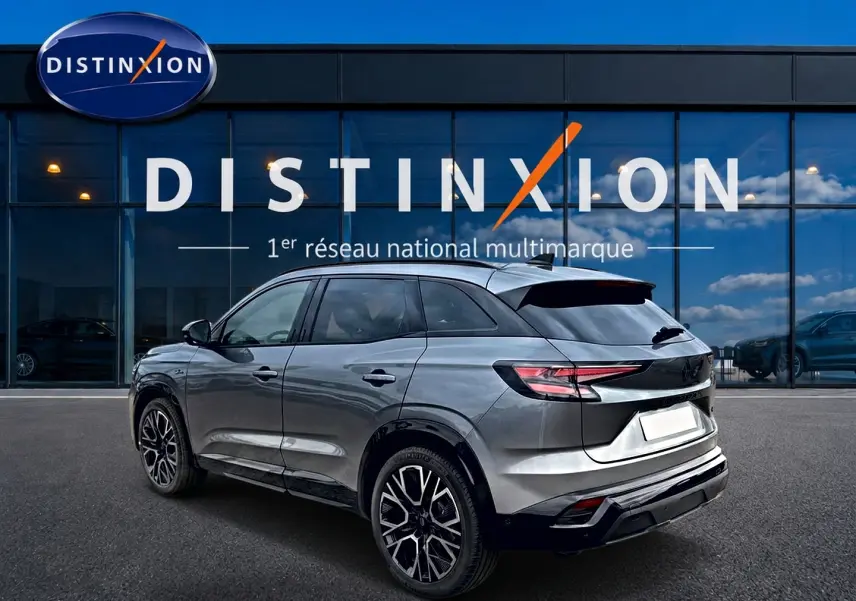 Renault Austral gris schiste en 3/4 arrière droit, avec jantes alu noires et toit noir brillant.