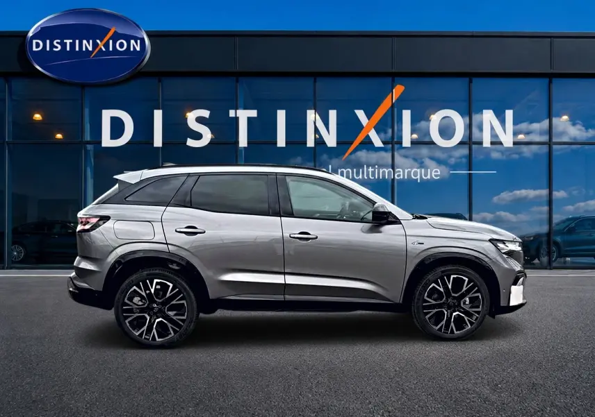 Renault Austral gris schiste en profil droit, avec jantes alliage noires et vitres arrière surteintées.