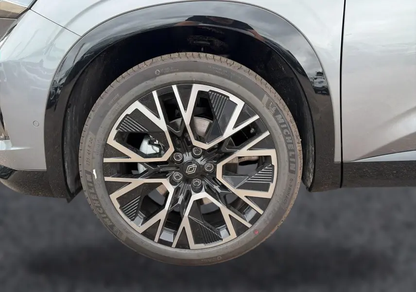 Gros plan sur la roue avant droite du Renault Austral gris schiste avec jante alliage au design moderne.
