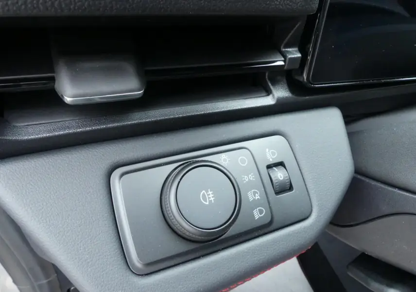 Gros plan sur la commande d'éclairage intérieure du Ford Puma 2025 gris métallisé, avec molette et réglage des phares.