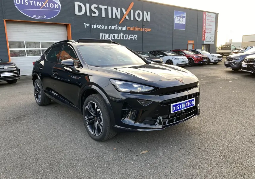 Vue 3/4 avant droite d'un SUV CUPRA Formentor noir Midnight avec jantes 18 pouces et calandre sportive.