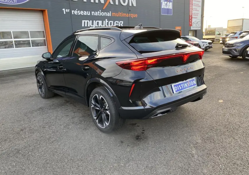 Vue 3/4 arrière droite d'un CUPRA Formentor noir Midnight avec jantes 18 pouces et feux arrière LED distinctifs.