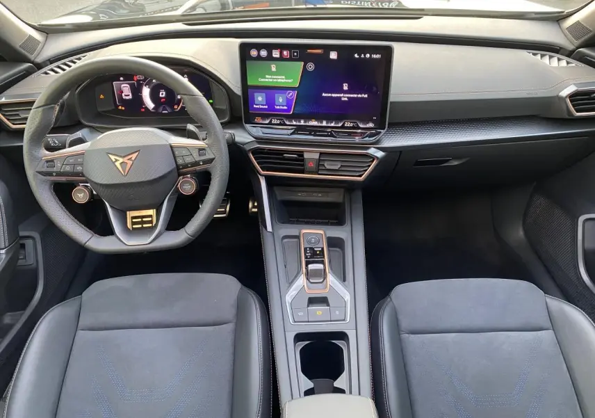 Intérieur du CUPRA Formentor 2025 vu de face, volant cuir noir avec logo cuivré et écran tactile central lumineux.