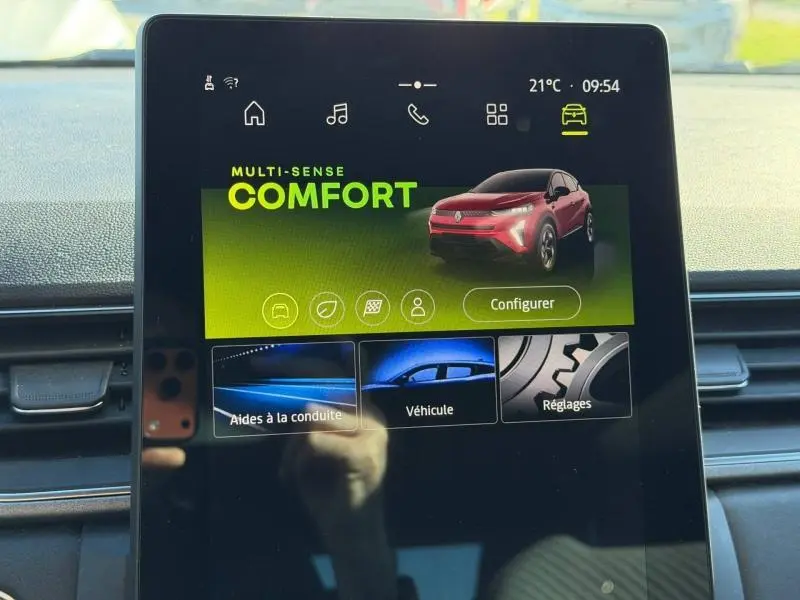 Écran tactile intérieur du Renault Captur 2025 affichant le mode Confort avec illustration du SUV rouge Flamme.