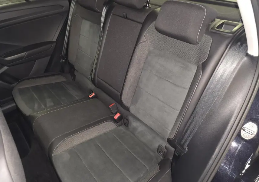 Vue intérieure côté droit sur la banquette arrière en sellerie noire Artvelours du Volkswagen T-Roc 2022.