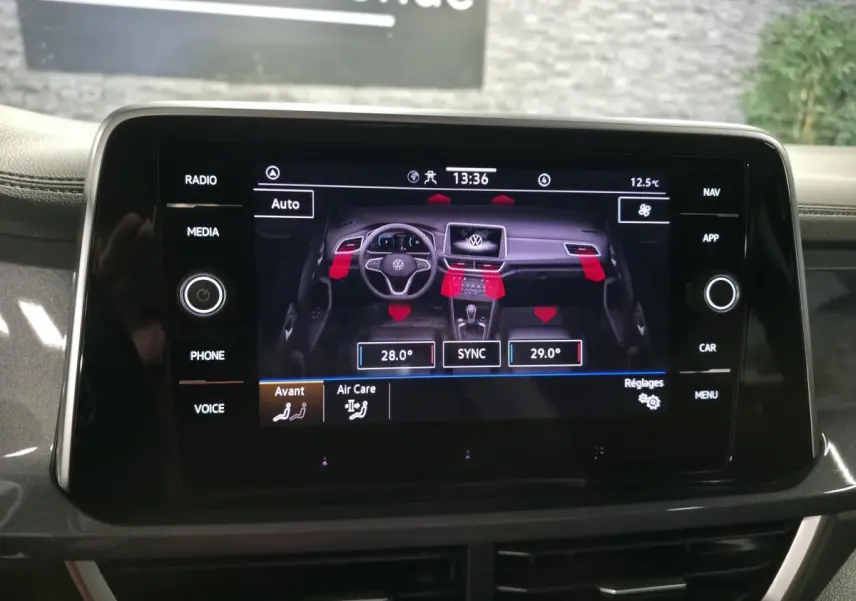 Écran tactile central du Volkswagen T-Roc noir 2022 affichant le réglage de la climatisation bi-zone.