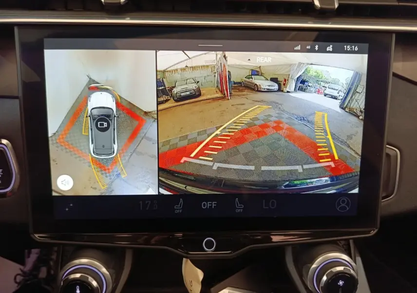 Écran tactile intérieur montrant la caméra 360° et vue arrière du stationnement du SUV noir Link & Co 01 hybride.