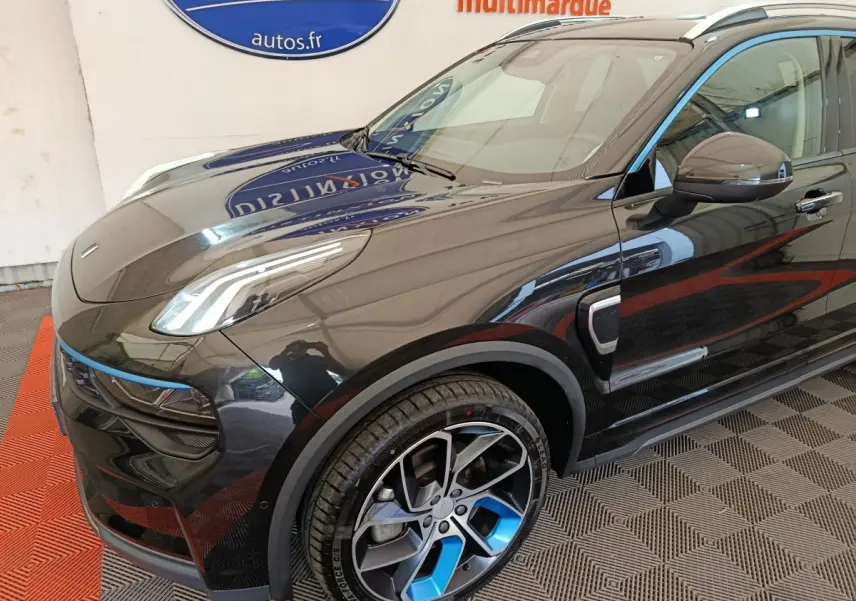 Vue 3/4 avant gauche du SUV Link & Co 01 noir avec jantes sport bicolores et détails bleus distinctifs.