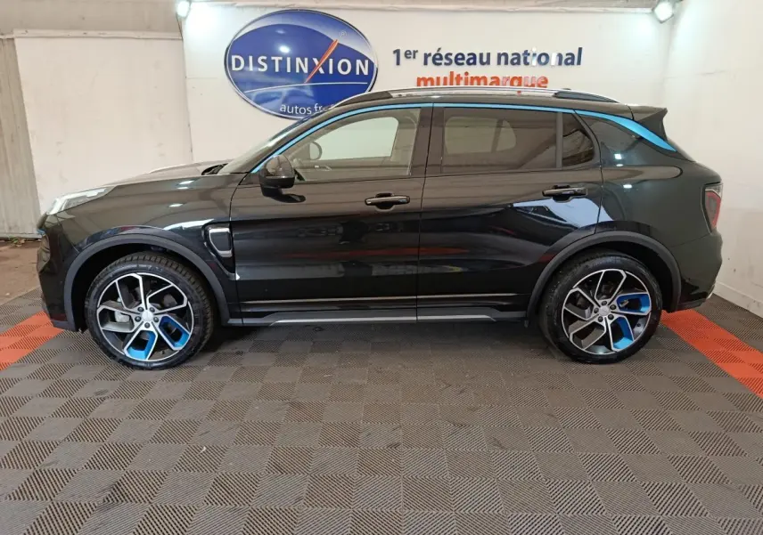 Vue de profil côté gauche du SUV LINK & CO 01 hybride rechargeable noir avec jantes et détails bleus.