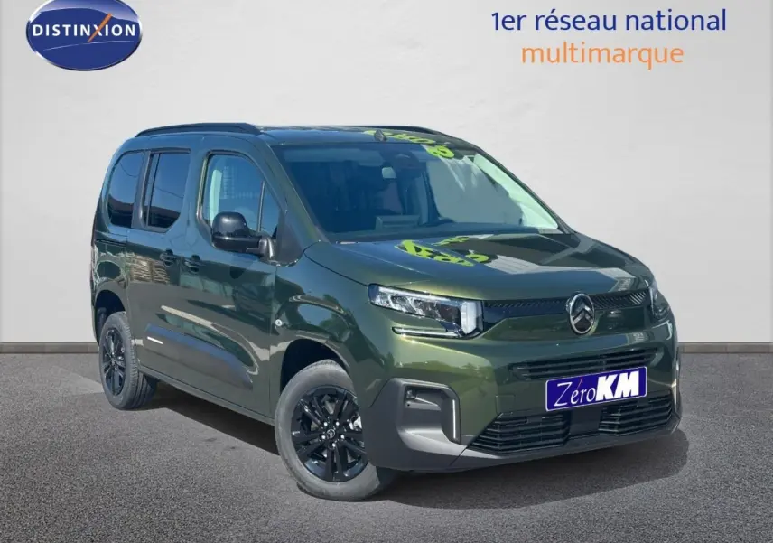 Vue 3/4 avant du Citroën Berlingo 2026 en vert Sirkka Green avec jantes noires et barres de toit visibles.