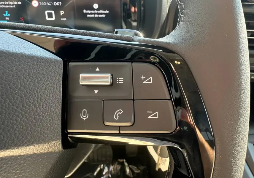 Gros plan sur les commandes au volant côté gauche du Citroën Berlingo 2026, finition Sirkka Green.